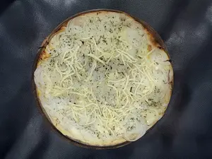 Fugazzeta / provolone rallado
