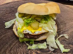 Hamb/ huevo, lechuga y pepino