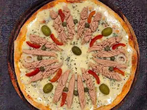 Muzzarella/ atun, morrones y huevo