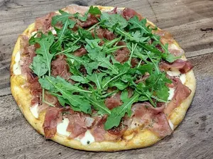 Muzzarella/ crudo y rucula