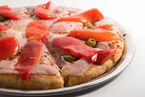 Pizza jamón y morrones