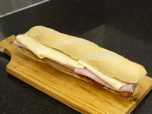 Sánd de milanesa con j y q