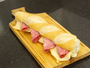 Sánd francés de salame y queso