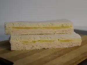 Sándwich de miga jamón y ananá