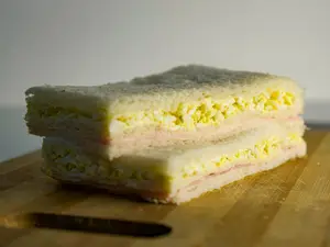 Sándwich de miga jamon y huevo