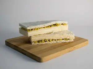 Sándwich miga queso y aceituna
