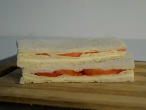 Sándwich miga queso y tomate