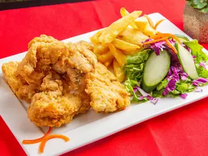 Chicharrón de pollo y ensalada