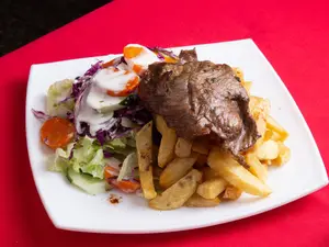 Churrasco, fritas y ensalada