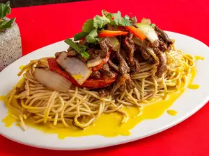 Fideos con huancaína y lomo