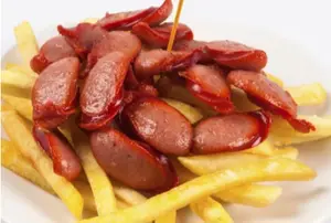 Salchipapa con mini ensalada
