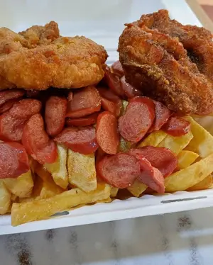 Salchipollo y ensalada