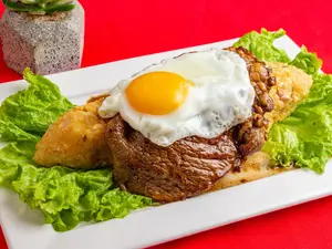 Tacu-tacu con churrasco