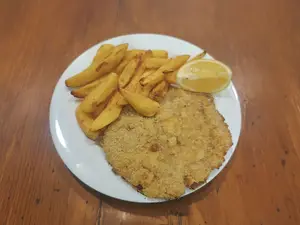 Milanesa con papas fritas.