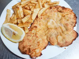 Milanesa de pollo con fritas.