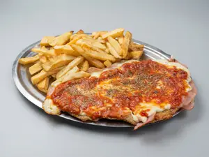 Milanesa napo y papas fritas.