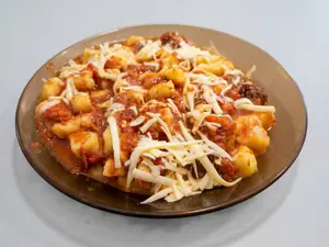 Ñoquis con estofado de carne.