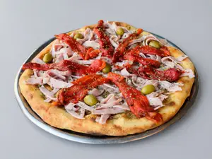 Pizza con jamón y morrón