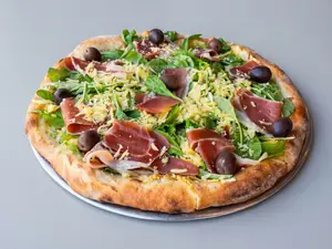 Pizza con rúcula y jamón crudo