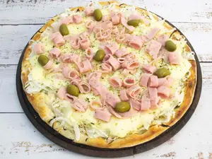 Pizza fugazzeta con jamón