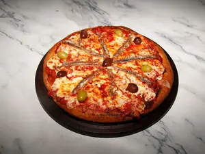 Pizza de anchoas y muzzarella