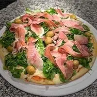 Pizza de jamón crudo y rúcula