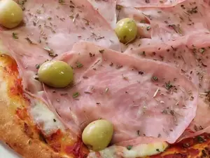 Pizza de jamón y muzzarella