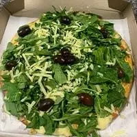 Pizza de muzzarella y rúcula