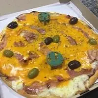 Pizza de panceta y cheddar