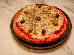 Pizza provolone con jamón