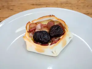 Canastita de panceta y ciruela