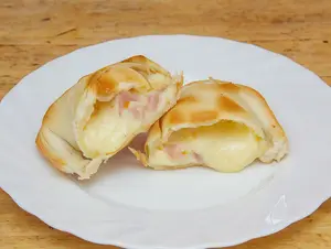 Empanada de jamón y queso