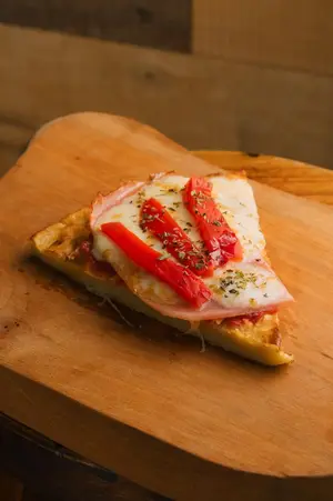 Fainá con jamón y morrones