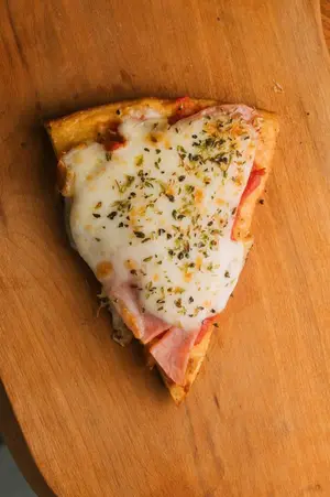 Fainá con jamón y muzza