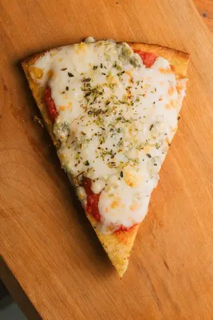 Fainá con Muzza y roquefort