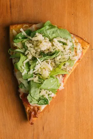 Fainá con rúcula y parmesano