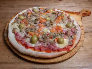 Pizza con jamón y champignon