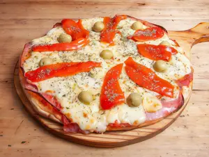 Pizza con jamón y morrones