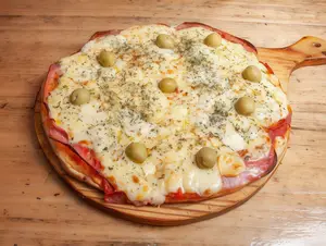 Pizza con jamón y mozzarella