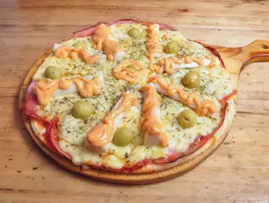 Pizza con jamón y palmitos