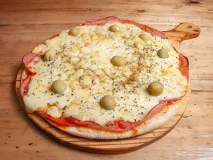 Pizza con jamón y provolone