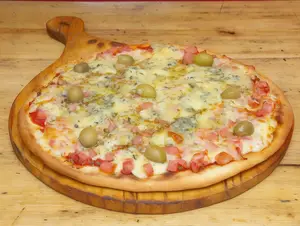 Pizza con jamón y roquefort