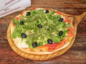 Pizza con mozzarella, tomate y rúcula