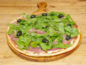 Pizza con rúcula y jamón crudo