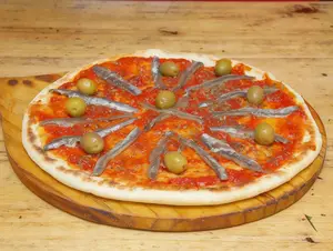 Pizza con salsa y anchoas