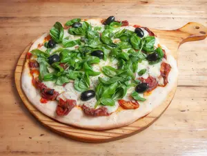 Pizza tomates secos y albahaca