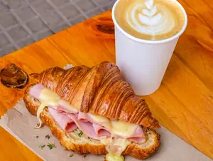 Cafe + croissant