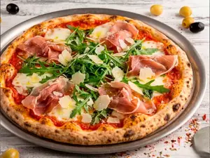 Pizza crudo y rucula