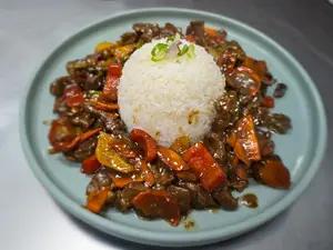 Carne Con Verduras En Salsa De Sésamo