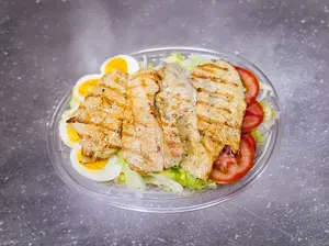 Pollo a la plancha y ensalada